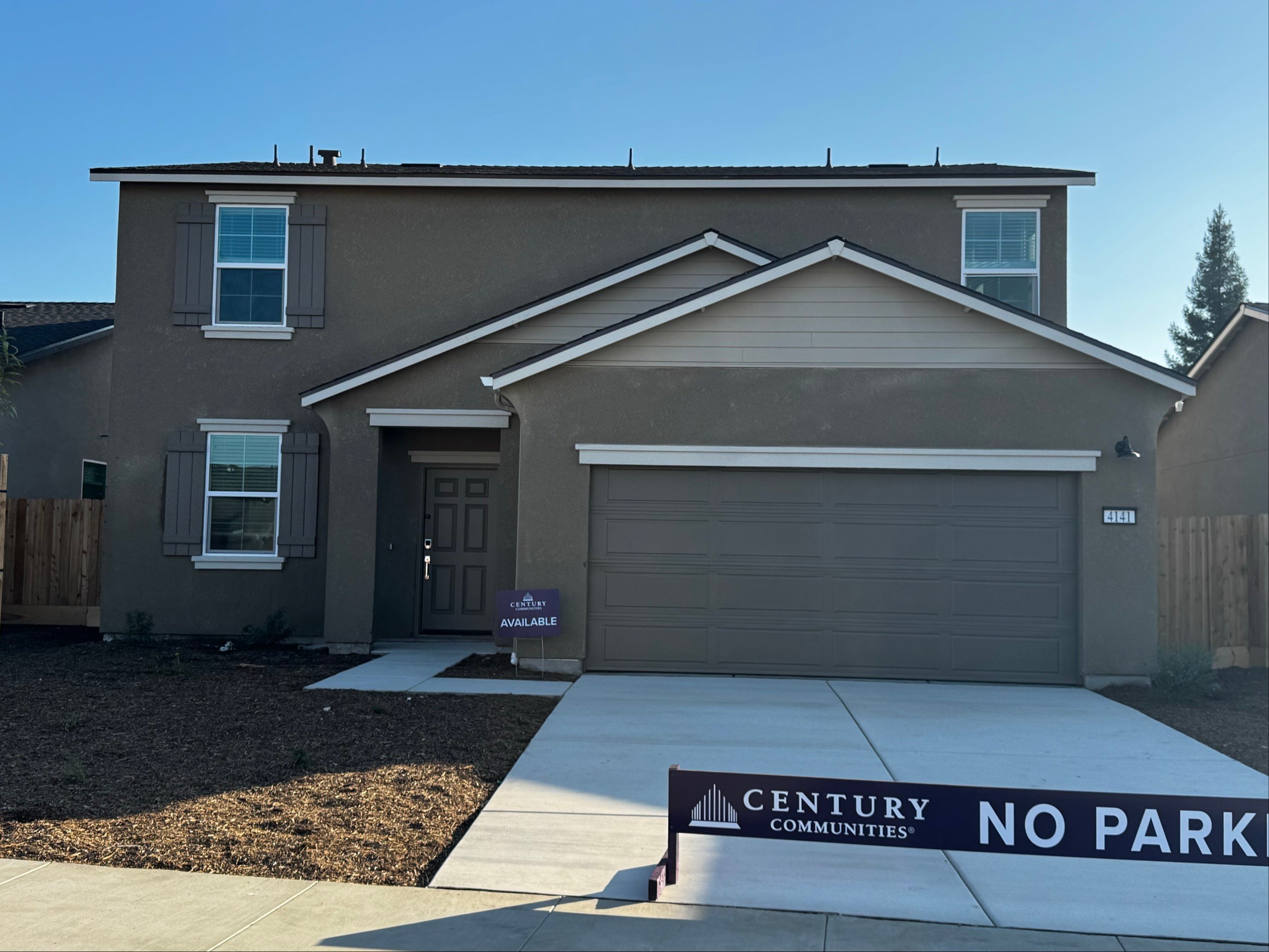 0020 4141 E. Magnolia Avenue