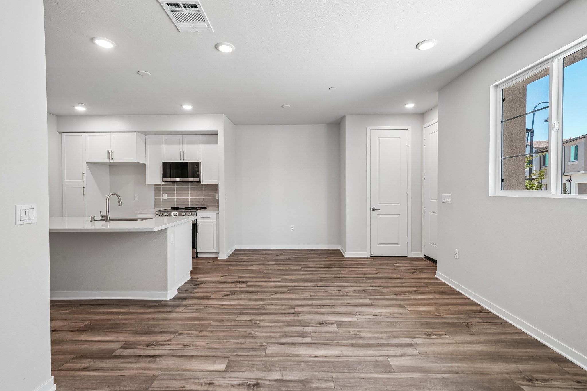 A kitchen with white cabinets.