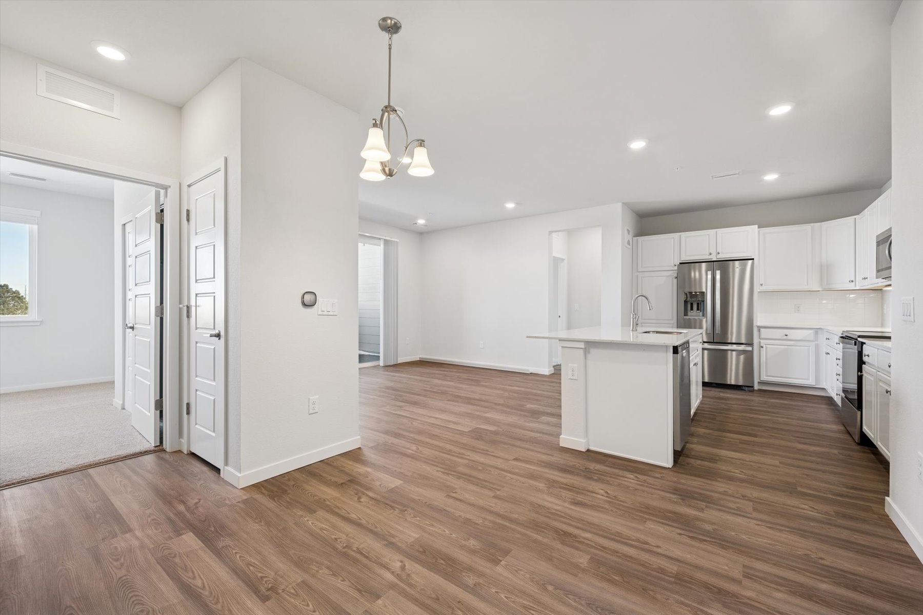 A kitchen with white cabinets.