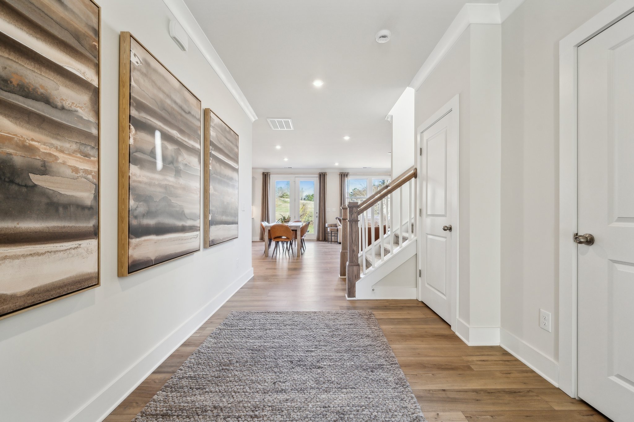 A hallway with a rug and a rug.