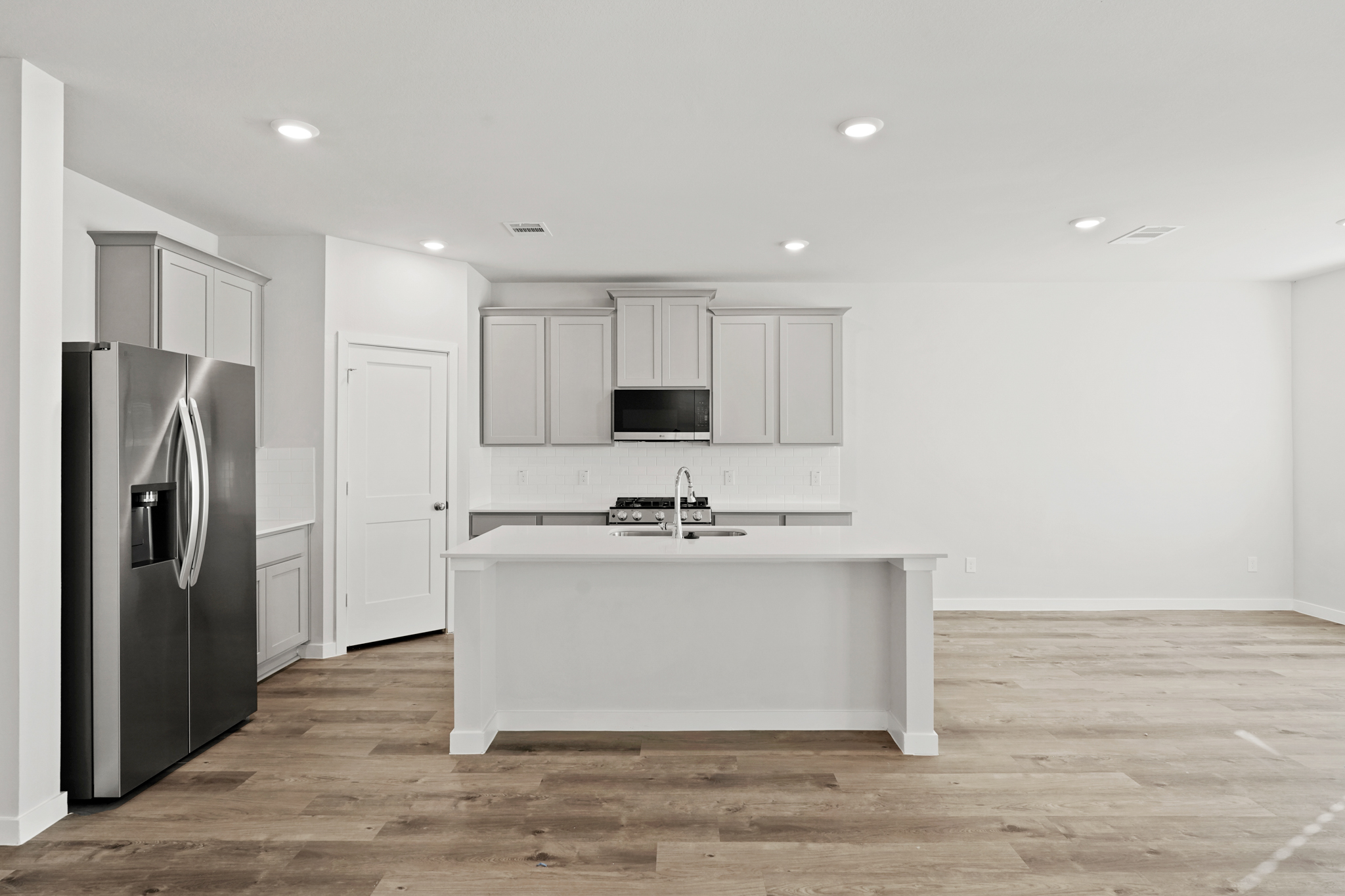 A kitchen with white cabinets.