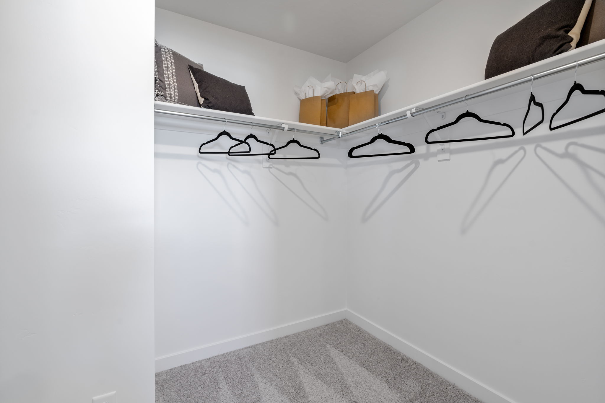 A room with a bed and glasses.